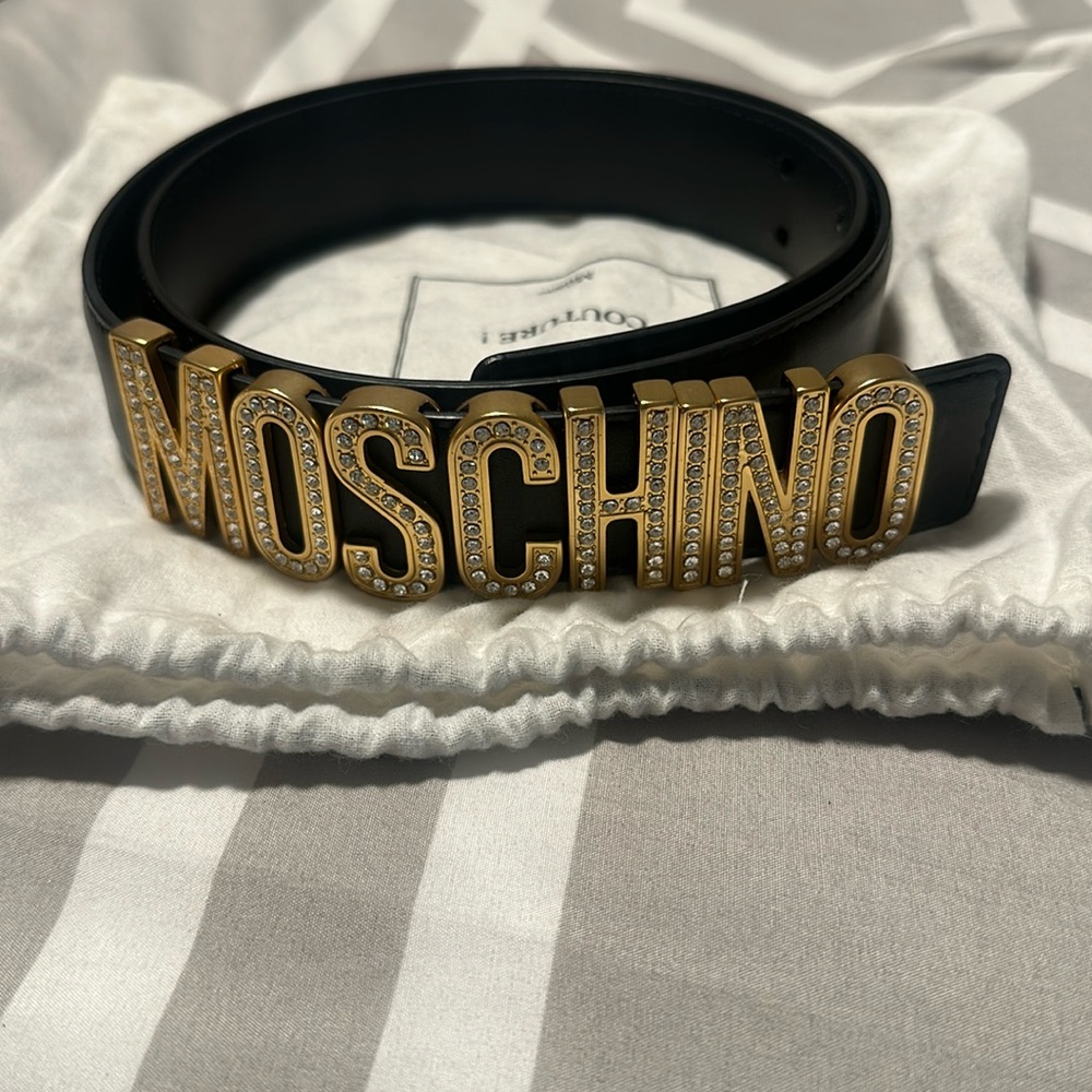 Moschino belt with diamond
